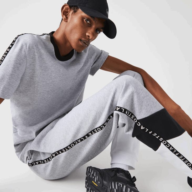 мушкарци препознатљиве пругасте панталоне за џогирање од флиса 86881148 сиво кине црно бело сј1 Lacoste